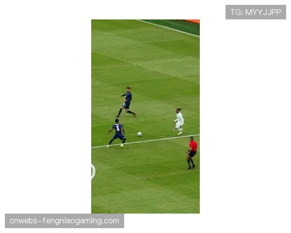 特写镜头:姆巴佩主罚任意球前,长时间观察对方人墙与门将的微小移动 特写镜头:姆巴佩主罚任意球前,长时间观察对方人墙与门将的微小移动